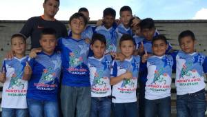 El grupo de niños de Cidemuch que viajarán a Estados Unidos a representar el país, llegaron a alentar a los jugadores de la Selección Nacional de Honduras.