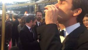 Federer sorprendió a muchos al aceptar tomarse un trago en frente de la cámara.