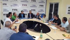 Alfredo Hawit y Jorge Luis Pinto lideraron la reunión con los dirigentes del fútbol menor. (Foto: DIEZ)