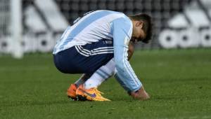 El jugador argentino Leonardo Rolon no soportó la frustración tras quedar fuera de la Copa del Mundo Sub-20. Foto AFP