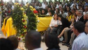 La misa de cuerpo presente fue en la iglesia San Vicente de Paul. Su esposa (en sillas de ruedas) estuvo en primera fila. FOTO Neptalí Romero