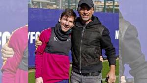 Eros Ramazzotti apareció en el entrenamiento del Barcelona y Messi califica de ídolo al italiano.