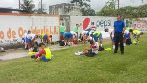 El Atlético Municipal se cambió previo al duelo contra Deportes Savio lejos del camerino. Fotos Atlético Municipal.