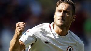 Con 40 años de edad por cumplir este martes, Totti llegó a la institución Giallorossi a los 13 años y debutó profesionalmente en 1993.