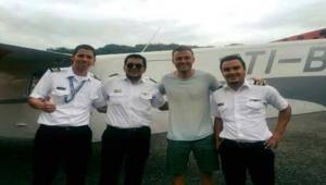 Luis Enrique posa con los tripulantes de la aeronave donde viajó. (Foto: Carmonair Charter Ltda)
