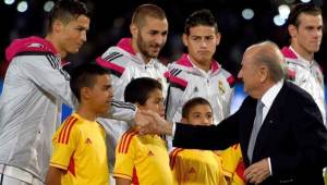 Así se saludó Cristiano y Blatter durante el Mundial de Clubes. Foto Agencia