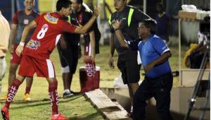 Marcelo Santos fue hasta el banquillo para dedicar su gol al técnico Ramón Maradiaga quien se marcha a dirigir a El Salvador. Foto Javier Rosales