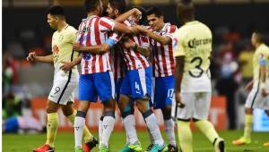 Los jugadores de Chivas celebran uno de los tres goles que le anotaron al América en el clásico mexicano.