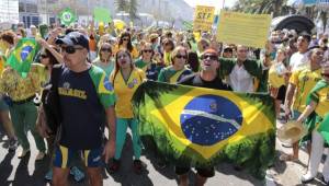 Al menos unas tres mil personas se reunieron en Copacabana para expresar su desaprobación de la organización de los Juegos. (Fotos: Juan Salgado).