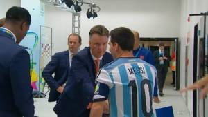Louis Van Gaal expresa su admiración por Lionel Messi del Barcelona.