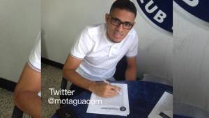Juan Pablo Montes renovando su contrato con las Águilas Azules. (FOTO: MOTAGUA)