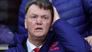 El Manchester United inglés cesó este lunes a su entrenador, el holandés Louis Van Gaal, un año antes del fin de su contrato. Foto AFP