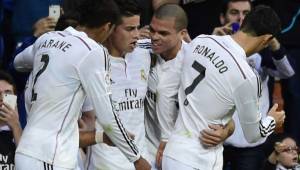 James Rodríguez festeja con Pepe y Cristiano Ronaldo su golazo ante Almería. Foto AF