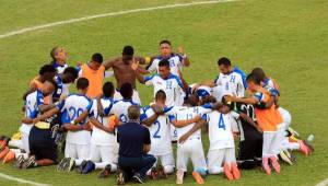 La oración de los jugadores de Honduras en el centro del campo tras vencer a Canadá.