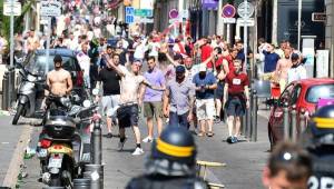 Aficionados ingleses y rusos han provocado disturbios en las calles de Francia.