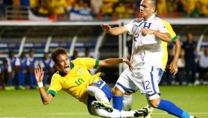 Peralta y Neymar casi se van a los golpes por una fuerte entrada del hondureño a la estrella del Barcelona.