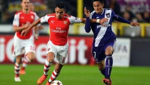 Arsenal conoce a la perfección a Andy Najar, en Champions League hasta les marcó un gol. Foto AFP