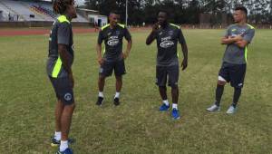 Luis Garrido al final del entrenamiento hablando con Henry Figueroa, Wilmer Crisanto y Erick Andino, sus compañeros en la Selección. Foto Cortesía Motagua