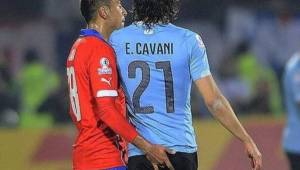 El chileno Gonzalo Jara sacó de sus casillas a Cavani al tocarle el trasero y Conmebol brindará el fallo antes del juego ante Perú el lunes. Foto Twitter
