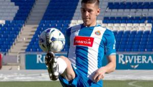 Óscar Duarte en su presentación como nuevo jugador del Espanyol. FOTO EFE.