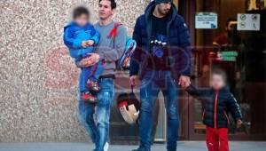 Messi junto a su hijo y Luis Suárez con el suyo a la salida de la escuela. Fotos tomada de Sport.es