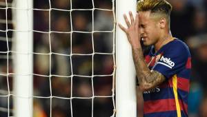 La frustración de Neymar tras la derrota contra el Valencia.