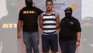 Maynor Gómez al ser retratado por miembros de la ATIC en Honduras.