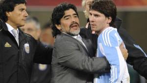 Tras haberlo criticado días atrás, Diego Maradona suplica a Leo Messi que siga en la selección de Argentina. Foto AFP