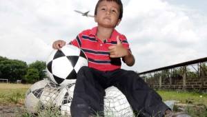 Mesi tiene tres años y es muy famoso en La Lima, espera llegar a ser futbolista.