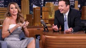 Sofía Vergara sorprendió en el show de Jimmy Fallon sacando una lima de su escote, un regalo de su marido.