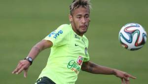 Neymar lució su cabello con un nuevo color este domingo en el entrenamiento. Foto Lance