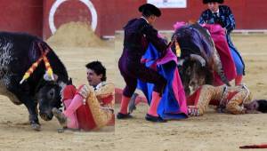 El indefenso torero sufrió al ser embestido por toro que lo atacó hasta acabar con su vida en la plaza española. Foto EFE
