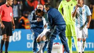 Messi sufrió un duro golpe en las costillas y según estudios preliminares se descarta lesión ósea, pero se le realizarán más estudios. Foto AFP
