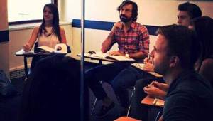 Andrea Pirlo tomando clases de inglés junto a sus compañeros en Nueva York.
