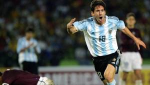 Lionel Messi celebrando un gol con la selección de Argentina en sus comienzos.