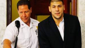 Aaron Hernandez también fue declarado culpable por posesión de armas y munición.