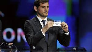Iker Casillas sacó el papelito con el Barcelona que finalmente se ubicó en el grupo F.