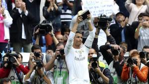 Momento que Cristiano Ronaldo alza su premio y la afición del Bernabéu le aplaude. Foto Agencia EFE.