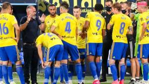 El entrenador del Cádiz, Álvaro Cervera, conversa con los jugadores durante el juego frente al Fuenlabrada donde perdieron la oportunidad de ascender a Primera.