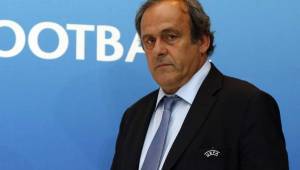 Platini confirmó al diario deportivo L'Équipe que retira su candidatura a la presidencia de la FIFA para enfocarse en su defensa. Foto AFP