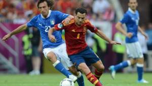 Andrea Pirlo y Xavi durante un partido entre Italia y España.