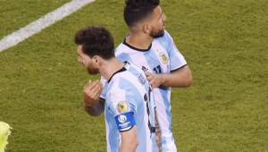Agüero trata de consolar a un Messi abatido después de la tanda de penales. Foto AFP.