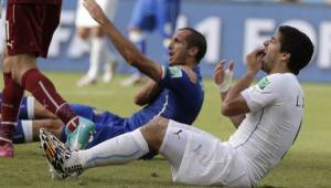 Suárez recibió un durísimo castigo tras morder al italiano Chiellini en el Mundial de Brasil 2014. El 6 de junio se volverán a ver las caras en Berlín. Foto AFP
