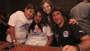 El entrenador Héctor Vargas celebró junto a su familia el título de liga logrado con el Olimpia.
