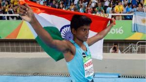 Tras conquistar el oro Paralímpico, Mariyappan Thangavelu lució la bandera de su país, India.