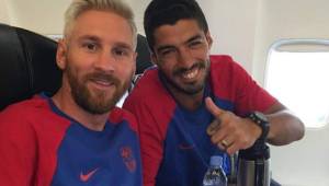 En el vuelo el delantero uruguayo compartió una imagen de los dos jugadores juntos.