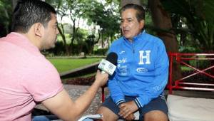 El entrenador de la Selección de Honduras, Jorge Luis Pinto, charlando con el enviado especial de DIEZ en México, Marco Aguilar. Foto Ronald Aceituno