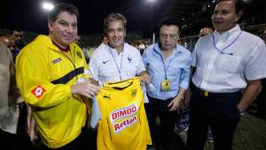 Pinto llegó acompañado de Hawit y Callejas. El presidente del Real España Mateo Yibrín le entregó la camisa aurinegra al timonel. Foto Neptalí Romero