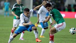 Honduras recibió los dos goles en la primera parte, en el complemento emparejó las acciones ante un México que aprovechó las dos que tuvo. Foto Wendell Escoto