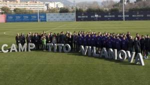 La plantilla del Barcelona, directiva y familiares de Tito Vilanova estuvieron presentes en el nuevo nombramiento del campo de entreno del club. Foto EFE